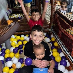 Meet your Posher, Dinelia